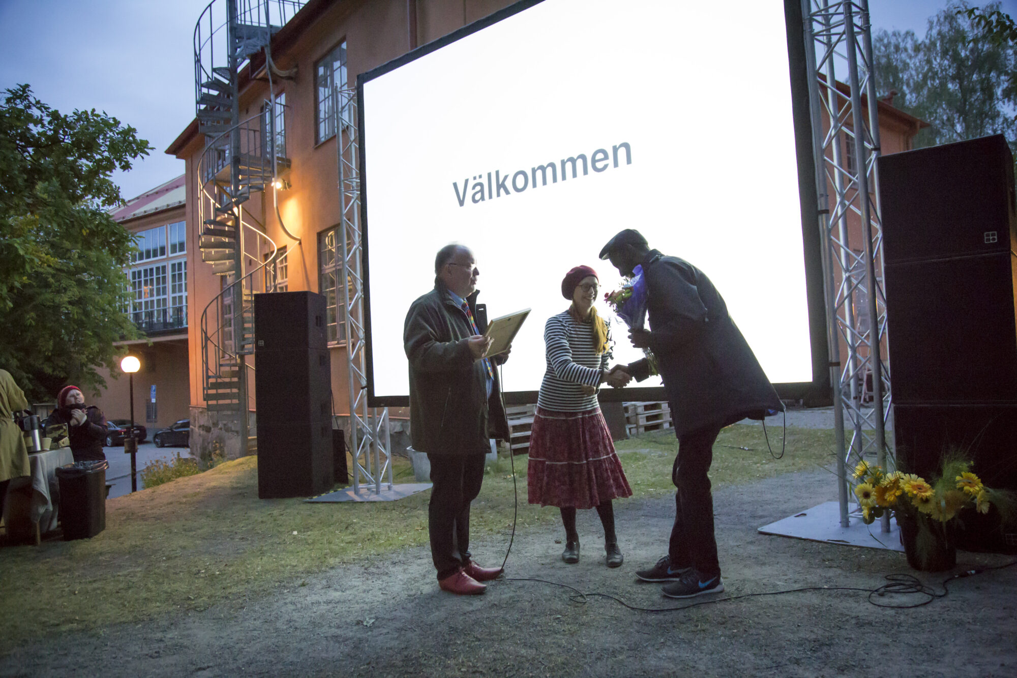 Ahmed Abdullahi tar emot stipendiet under Filmstadens dag 2016